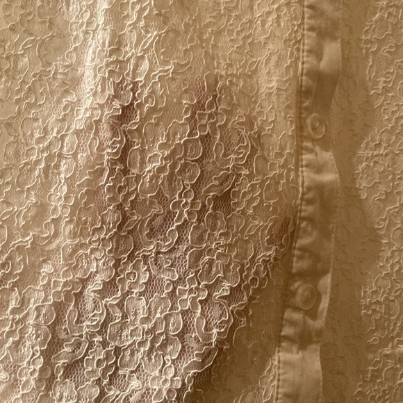 White/cream lace blouse with entire body lined and sleeves are not lined. - Picture 3 of 7